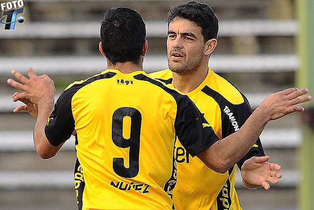 Gabriel Leyes felicita a Luis Aguiar, autor del segundo gol de tiro penal.