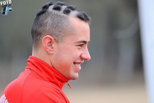 El juvenil Rodrigo Amaral con la alegría del nuevo corte de pelo. 