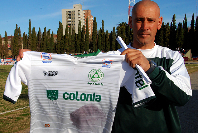 Eduardo Espinel muestra la camiseta con la imagen de Lugano estampada