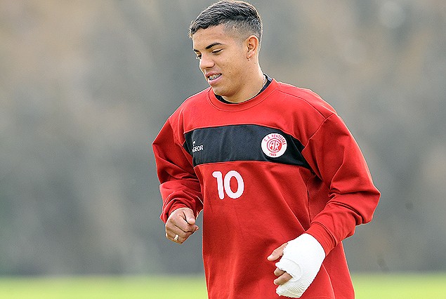 Terans entrena con una venda en su mano izquierda.