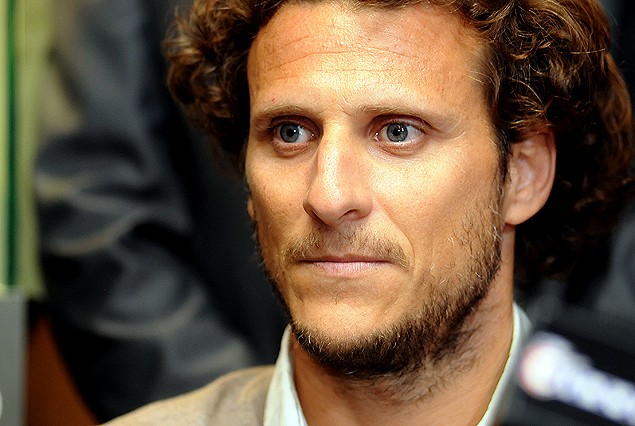 Diego Forlán, representa a Uruguay en la ceremonia del sorteo del calendario de las eliminatorias Mundial Rusia 2018.