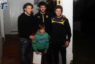 Diego Forlán junto a sus nuevos compañeros Luis Aguiar y Nahitan Nández en el lobby de La Posta del Lago.
