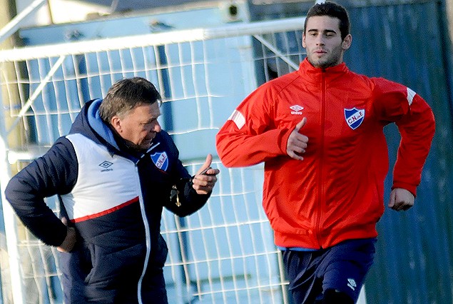 Gastón Pereiro supervisado por el Profesor Moreno este lunes de tarde en Los Céspedes. 