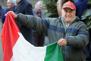 Un aficionado de Milan lo despidió con la bandera de Italia.