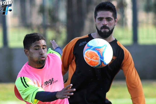 El zaguero Edgard Martínez maniobra con la pelota en el amistoso ante El Tanque. 