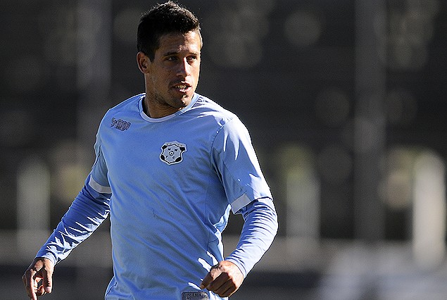 Javier Cabrera en el ataque bohemio frente a Juventud.