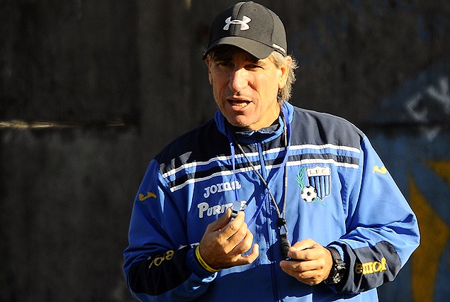 Juan Verzeri tiene a Diego Ferreira y espera más incorporaciones.