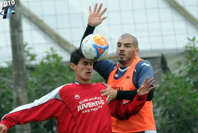 El juvenil Delis Vargas, de Juventud y Damián Macaluso de negriazul en La Chacra.