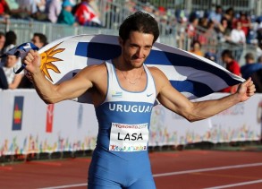 Emiliano Lasa festeja con la bandera al hombro (foto de EFE)
