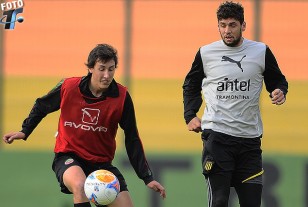 El defensor local no puede frenar el avance de Gabriel Leyes. El delantero anotó 4 goles en el preliminar.