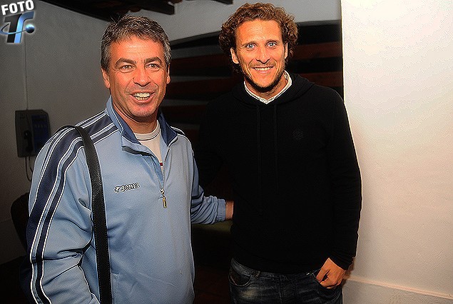 Pablo Bengoechea y Diego Forlán. El entrenador y el crack.