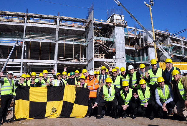 Legisladores nacionales junto a dirigentes de Peñarol en el nuevo estadio de la ruta 102.