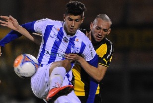 El delantero brasileño es marcado por el debutante Mathías Rodríguez.