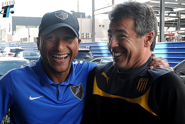Marcelo “Gato” Romero y Pablo Bengoechea, los ex compañeros con sonrisas en el reencuentro; rivales el sábado, de técnico asistente a entrenador.