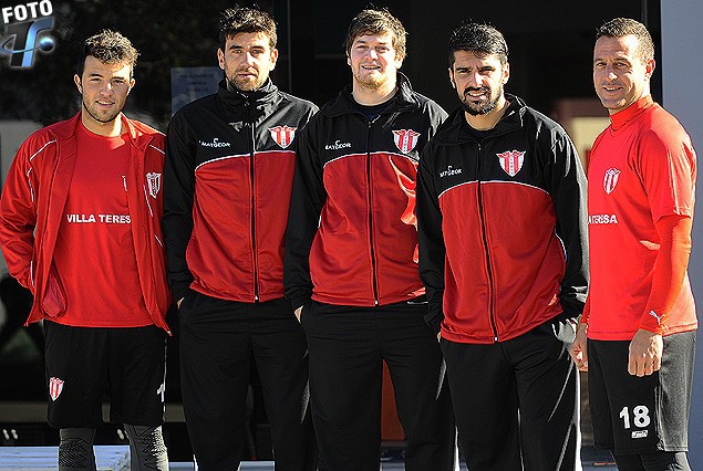 Los cinco jugadores que llegaron a Villa Teresa, en la estadía en Piriápolis: de izquierda a derecha el arquero Ramiro Bentancur,  Alex Fernández, Christian Gutierrez, Jhony Galli y Omar Pérez.