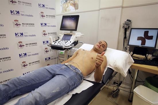 "Jona" Rodríguez en la revisión médica en Deportivo La Coruña, pulgar arriba al delantero de la Selección en su nuevo club.