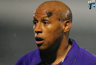 "Romario" Acuña con barro en su frente.