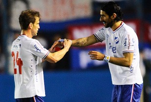 Iván Alonso entrega el brazalete de capitán a Sebastián Abreu.