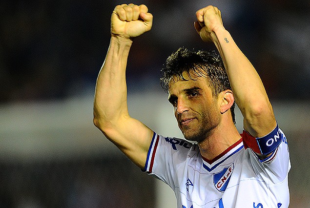 Iván Alonso con los puños cerrados celebra el segundo gol tricolor.