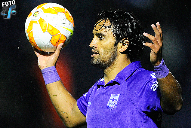 Sebastián Ariosa se apresta a ejecutar un saque de banda en su vuelta al fútbol.