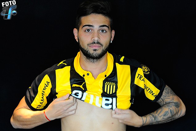 Nicolás Albarracin con la camiseta de Peñarol en Los Aromos, el martes de presentación y entrenamiento.