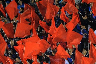 Las banderas rojas que conformaron el mosaico en tres colores en la cabera Porte.