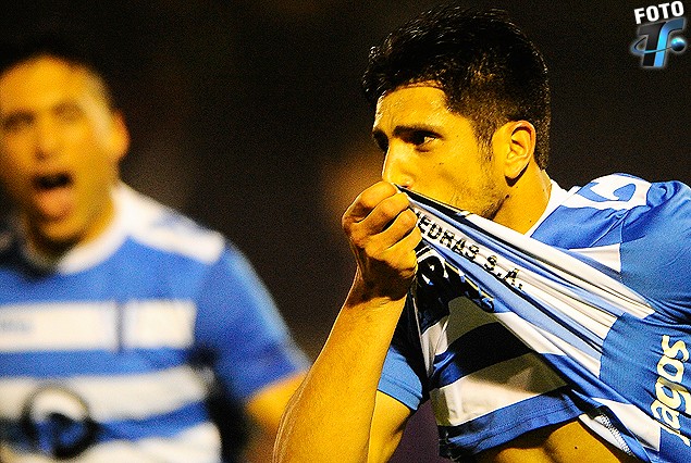 Jaime Báez al fondo se asocia al festejo de Matías Duffard que besa la camiseta tras anotar el segundo gol de Juventud.