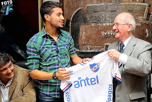 El volante argentino recibe la camiseta de manos del vicepresidente Mario Menéndez. Firmó contrato por un año.
