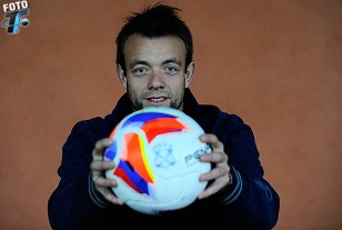 Burian con la pelota en control, ataja frente a los tricolores.