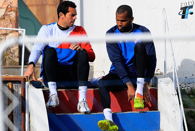Esteban Conde y Luis Mejia, los goleros tricolores, por primera vez entrenaron juntos en Los Céspedes. 