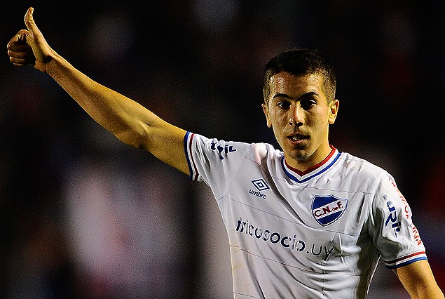 Carlos De Pena, velocidad y potencia al servicio del equipo. Delantero de primer nivel internacional.