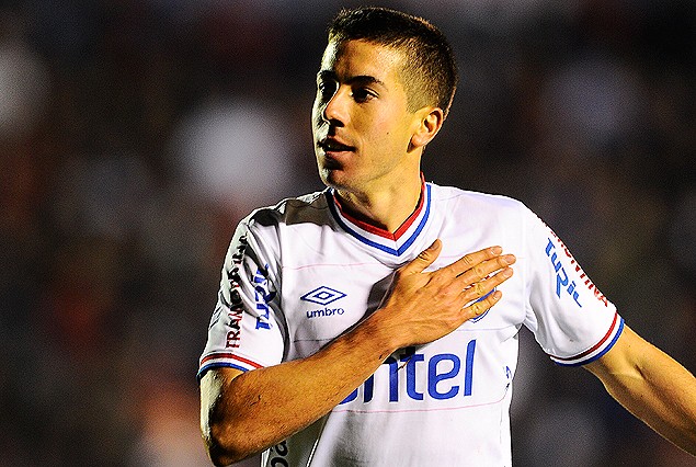 Carlos De Pena con la mano y el escudo tricolor en el corazón. Dos goles y fútbol de alto nivel.