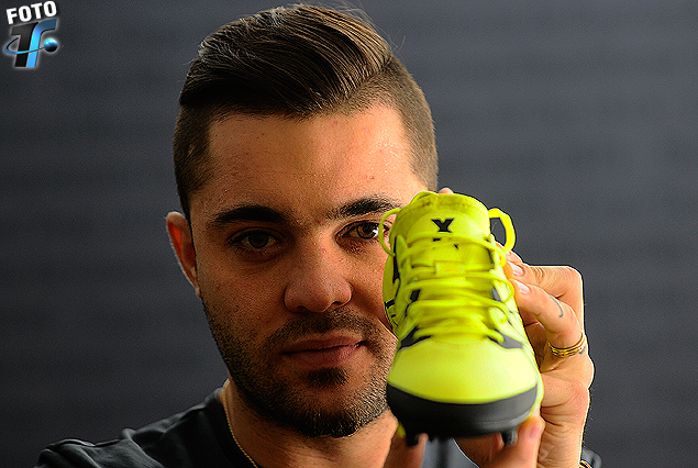 Diogo Silvestre con la huella de la zurda que impactó en el gol. 