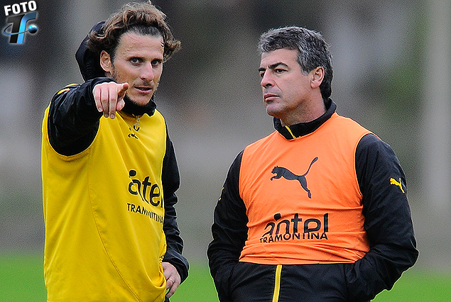 Diego Forlán marca en el camino del ataque en charla con el entrenador Pablo Bengeochea.