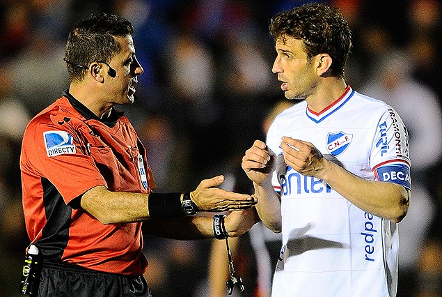 Fernando Falce recibe la protesta de Iván Alonso. El juez tuvo actuación polémica. 