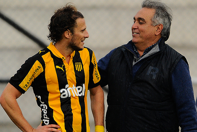 Julio César Antúnez, el técnico de El Tanque Sisley y Diego Forlán. 