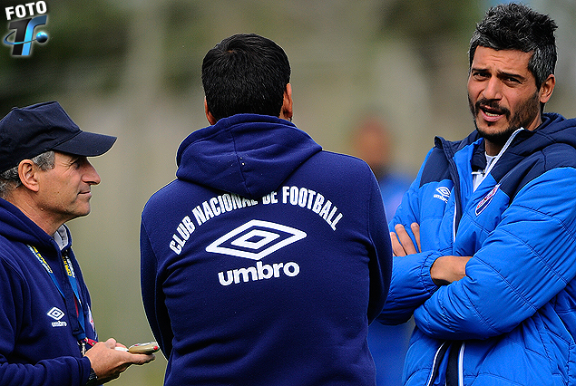 El cuerpo técnico de Nacional en pleno: el Prof. Jorge Franco, Christian Berman, de espalda, y Gustavo Munúa en Los Céspedes. 