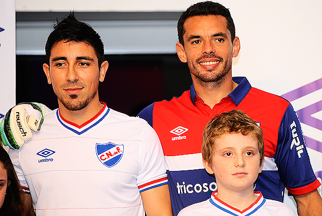 Jorge Fucile junto a Esteban Conde que lució la nueva indumentaria diseñada para los arqueros.