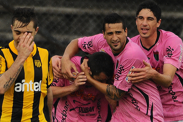 Todos los abrazos a Yuri Galli en el gol del empate 2:2.