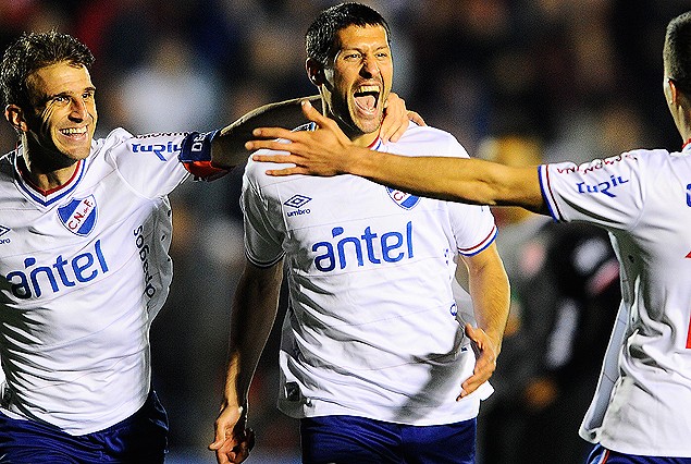 Iván Alonso, Ignacio González y Carlos De Pena, el festejo de los goleadores.