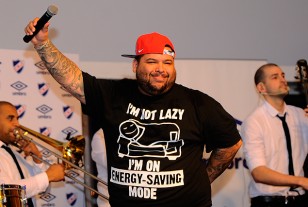 “El Gucci” en pleno show musical.