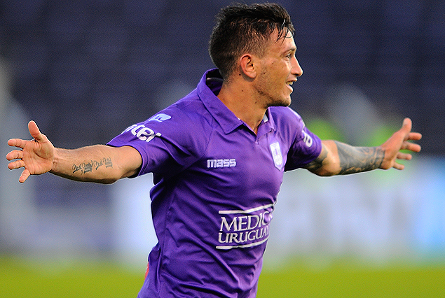 Brian Lozano anotó un golazo de tiro libre. 