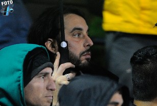 Jorge "Malaka" Martínez con paraguas en la tribuna.