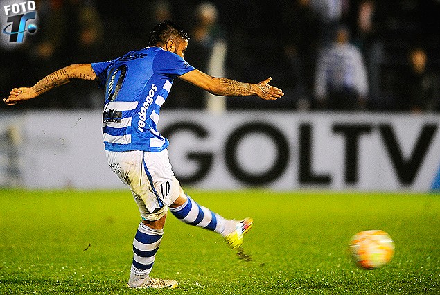 Matías Mirabaje y el exacto zurdazo que mandó el balón al fondo del arco boliviano, anotando el primer gol personal y pedrense.