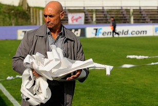 Rosario Martínez retira las serpentinas del campo de juego lanzadas por la parcialidad local.