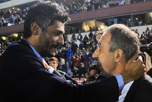 El abrazo entre Gustavo Munúa y Gerardo Pelusso.