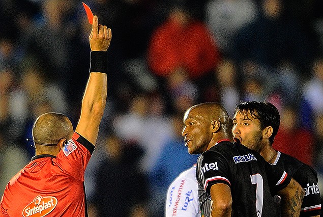 El árbitro Oscar Rojas le muestra la tarjeta roja a Daniel Pereira. "Boya" fue mal expulsado.