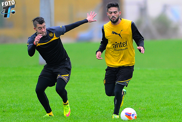 Gianni Rodríguez a la marca de Nicolás Albarracín que avanza con el balón.