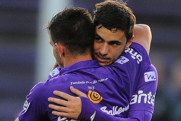 Brian Lozano recibe el abrazo y felicitaciones de Felipe Rodríguez, la figura de la cancha.