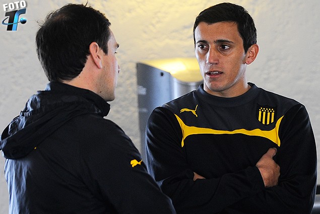 El profesor Roquer conversa con el argentino Carlos Luque en Los Aromos.